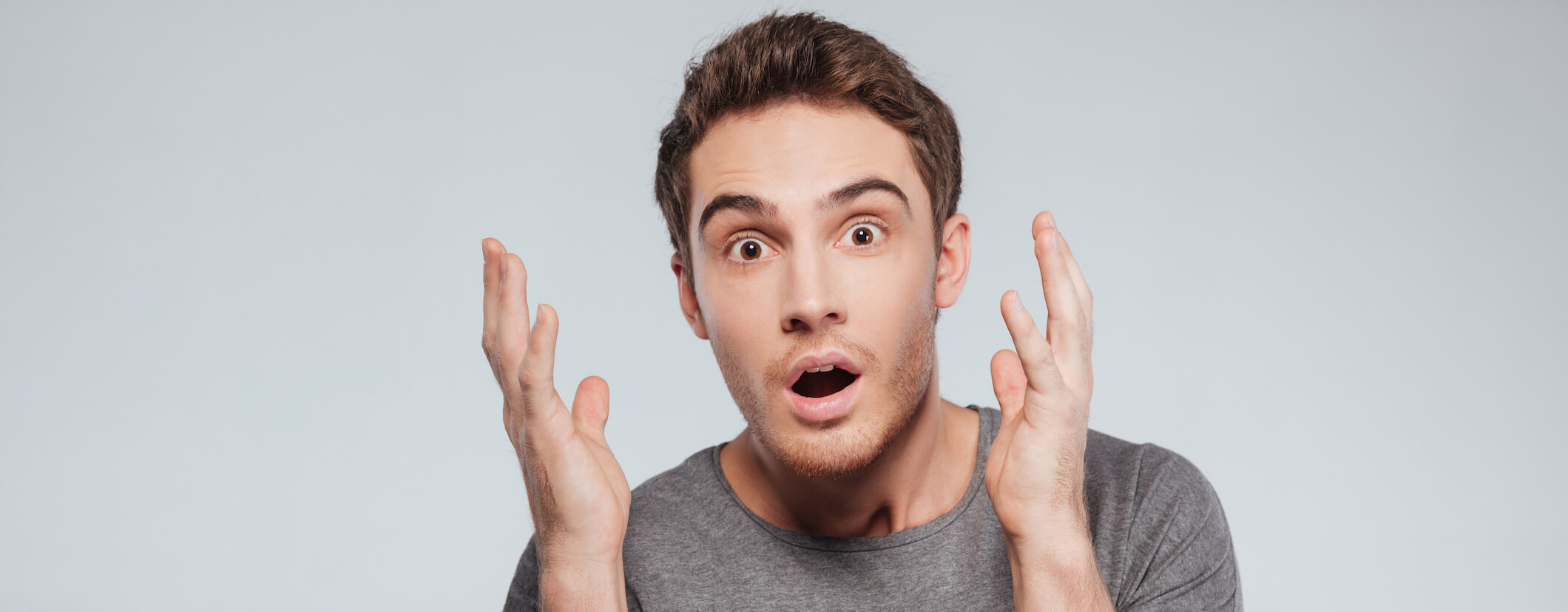 Bărbat cu gura căscată Bărbat cu gura căscată