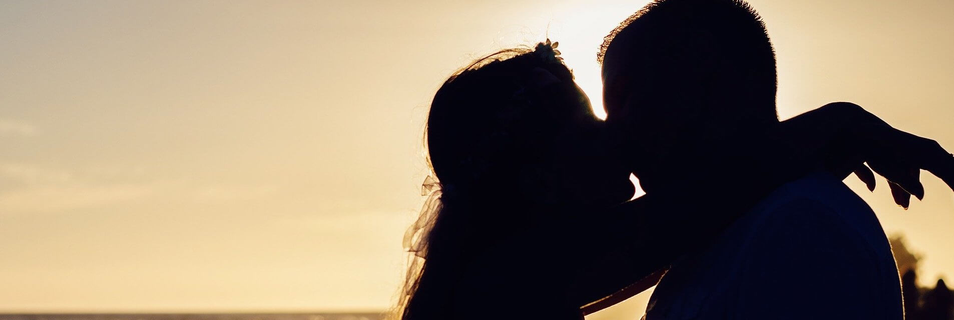 Silueta unui cuplu romantic Silueta unui cuplu romantic