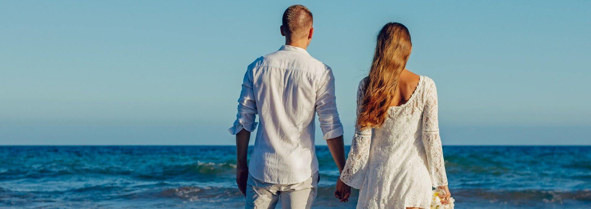 Un cuplu îndrăgostit la mare Un cuplu îndrăgostit la mare